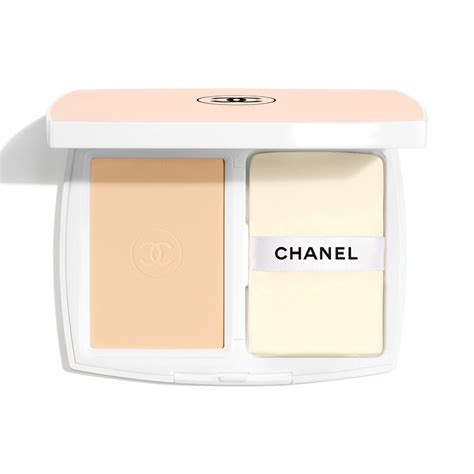 【CHANEL 香奈兒 珍珠光感輕透防護粉餅SPF 25 / PA+++ 】使 .